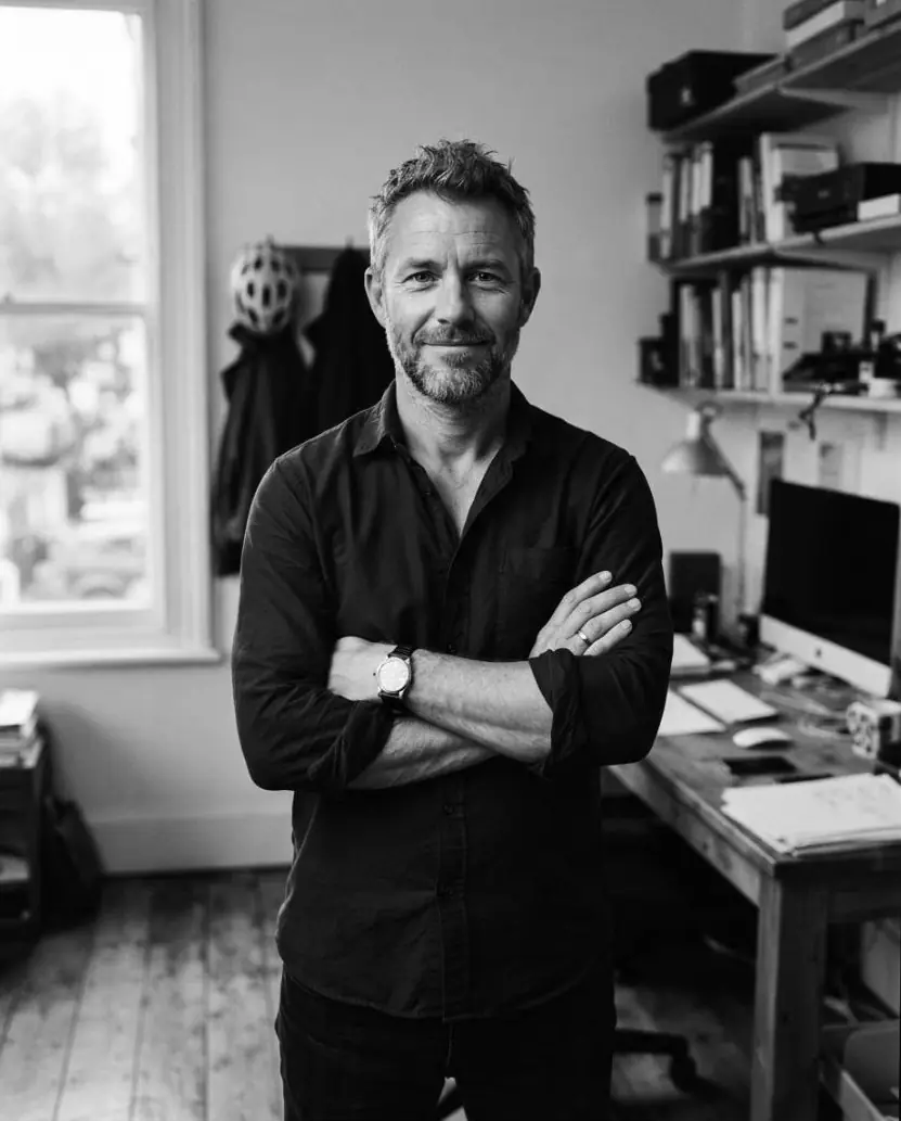 Portrait d'un entrepreneur, bras croisés, dans son bureau