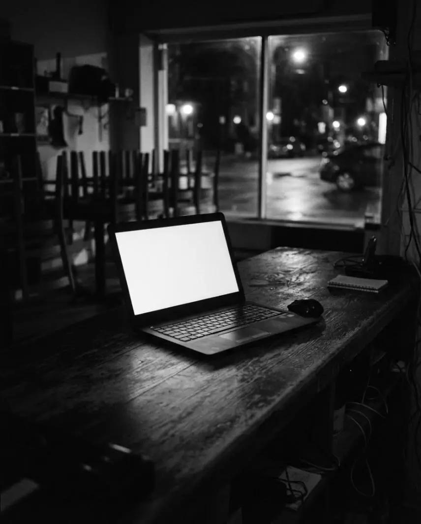 Portable allumé sur le comptoir d'un commerce fermé, la nuit